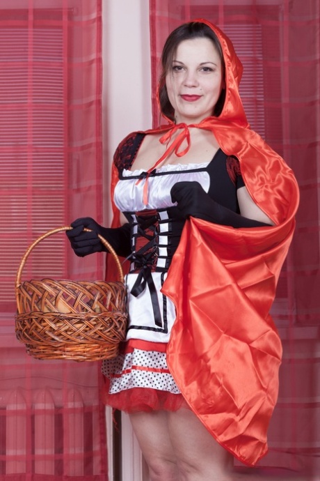 Ellariya Rose, brune séduisante aux seins naturels, joue avec sa chatte poilue