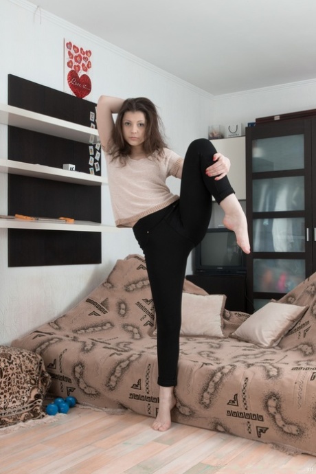 Fitness freak Dea Ishtar dělá cvičení striptýz a táhne její chlupaté kundy