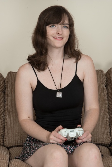 Geeky Gamer Girl zieht sich aus, um ihre unrasierten Achseln und Muschi zu zeigen