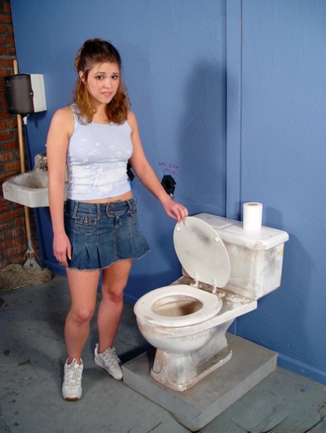 Tiener Katie Thomas zuigt stijve die uit de muur steekt in zeer vies toilet