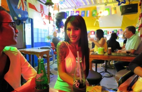 Thailändska ladyboys strosar runt i staden medan de utger sig för att vara naturliga kvinnor