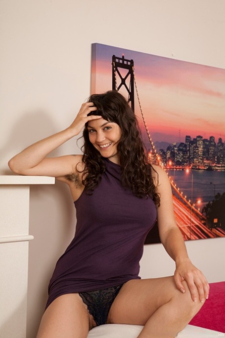 Adorable fille aux gros seins Angelina Dee montre son entrejambe poilu