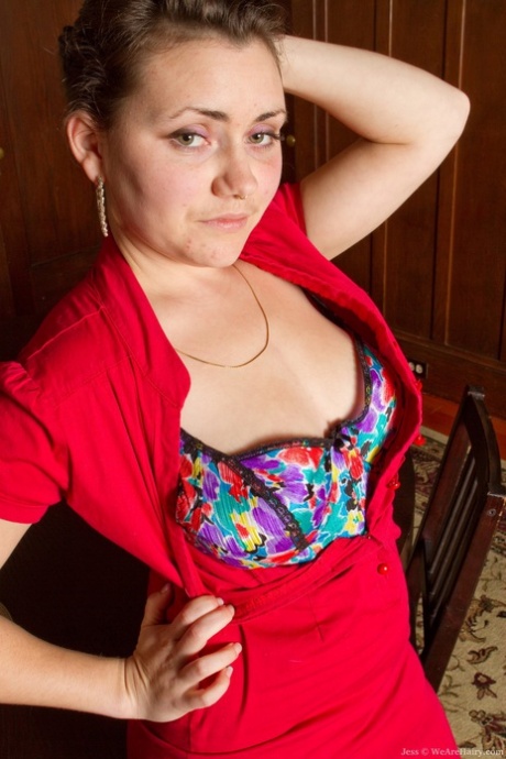 Brunette met grote tieten Jess onthult haar harige oksels & bebaarde anus & twat