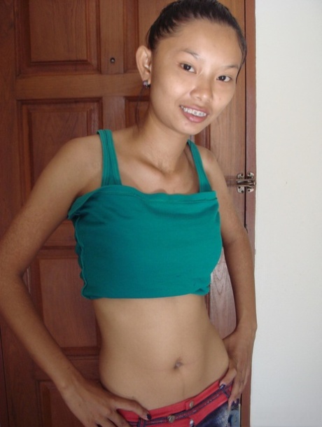 Fragile Thai ragazza prende il suo mutandine off e rimane nudo in doorway