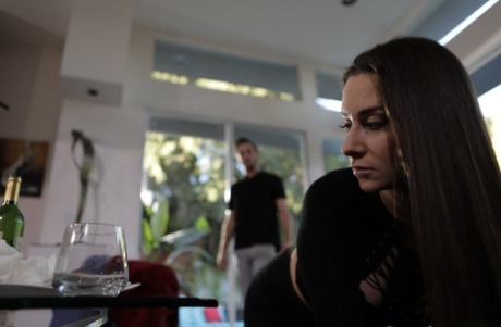 A pequena namorada Cassidy Klein dá-lhe um broche ao homem e fode-lhe a pila