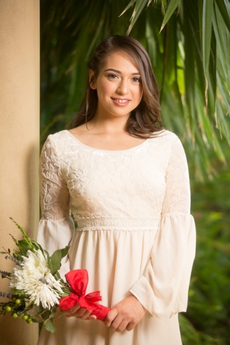 Petite novia erótica Latina Sara Luvv pela a posar desnuda en la enramada de la boda