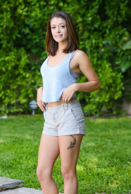 Die großäugige Brünette Izzy Bell hat eine enge Muschi im Doggystyle ohne Kondom gefickt