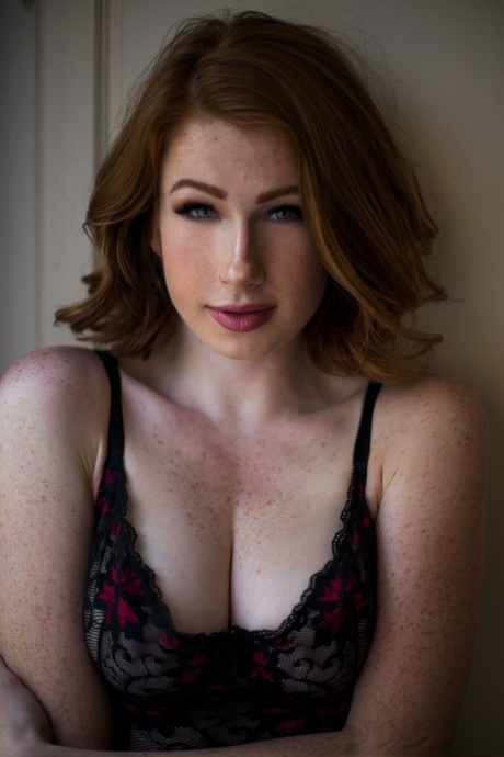 La tetona Abigale Mandler posa desnuda en el escaparate