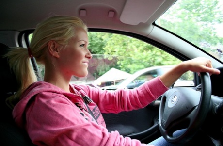 Sexy blondes Teenie-Babe Sophie Moone trinkt Saft, bevor sie sich im Solo auszieht