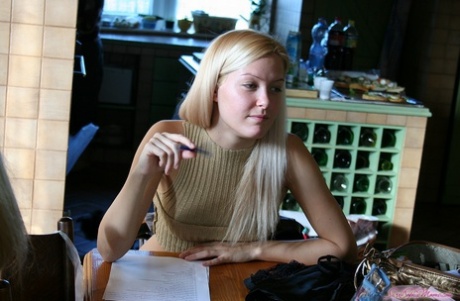 Blonde lesbische Teens Sophie Moone & Adriana Russo bereiten sich auf lesbische Action vor