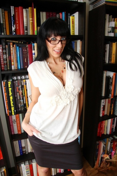 Alia Janine, mature et impertinente, libère ses seins massifs pour une fellation torride.