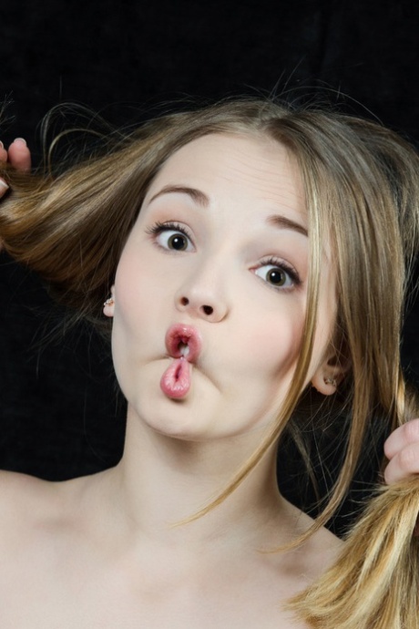 La piccola con il bel viso di Jeff Milton posa nuda sfoggiando il suo bel corpo da teenager