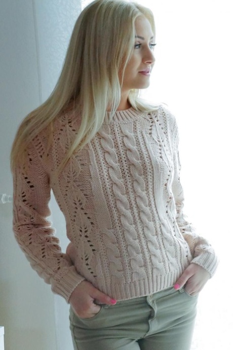 Blond nastolatka Cayla Lyons masturbuje się po zdjęciu koronkowej bielizny