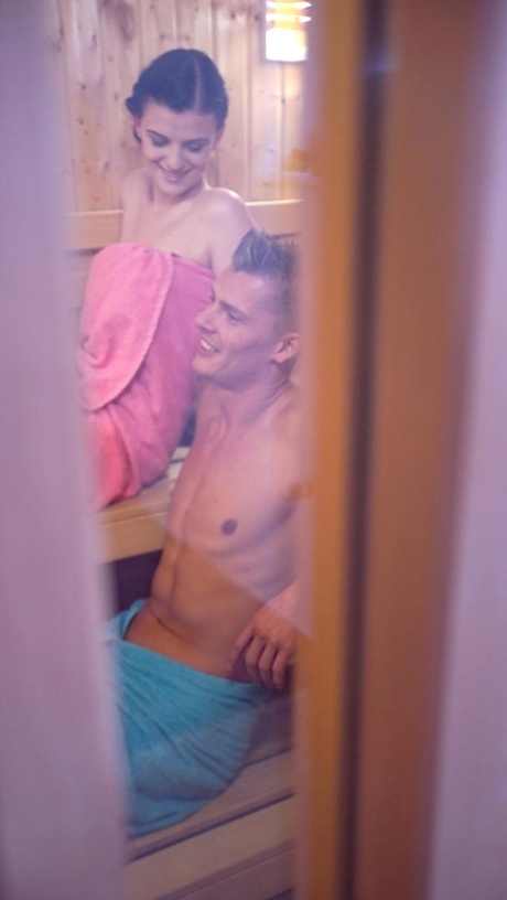 Traumsex in der heißen Sauna mit junger Brünette mit rasierter Muschi Alice Nice