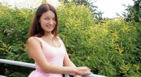 Süßer junger russischer Teenager Roxy Dee masturbiert solo mit Fingern und Vibrator