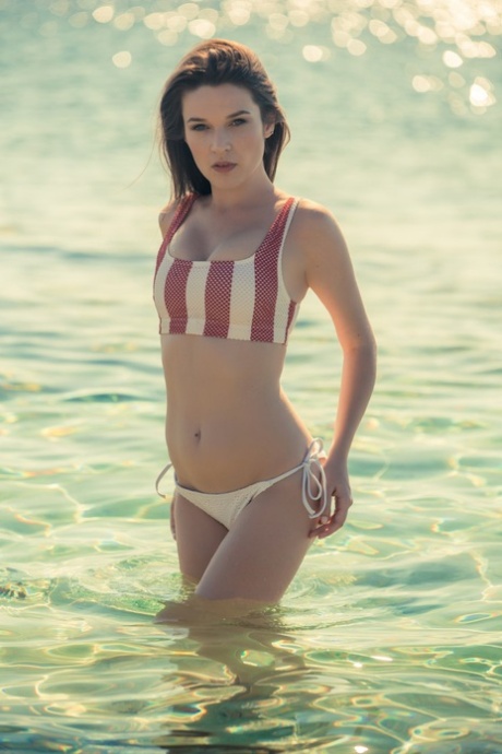 Den kypriotiske bikinibaben Serena Wood poserer på klippen ved havet.