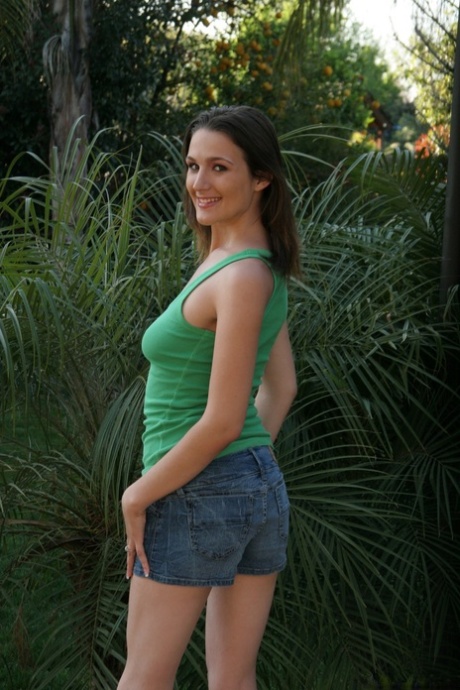 Malé boobed college girl Judy Marie odhaluje malý prsa venku, dostane obličeje