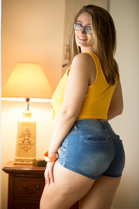 La teenager dalle tette grosse e paffute Britt James con gli occhiali fa uno spogliarello e dà una testa calda