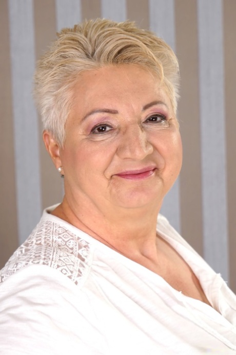 Die dicke Oma Astrid enthüllt ihre großen saftigen Titten und ihren runden Hintern