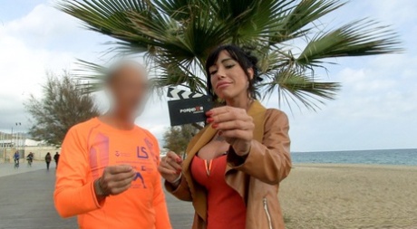 Vellykket sexy Suhaila Hard plukker opp fremmede på stranden for tilfeldig knulling