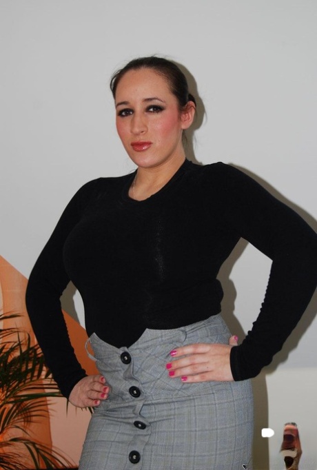 Busty MILF Jet avslöjar sina stora bröst och knubbiga röv för oldman-knullsession