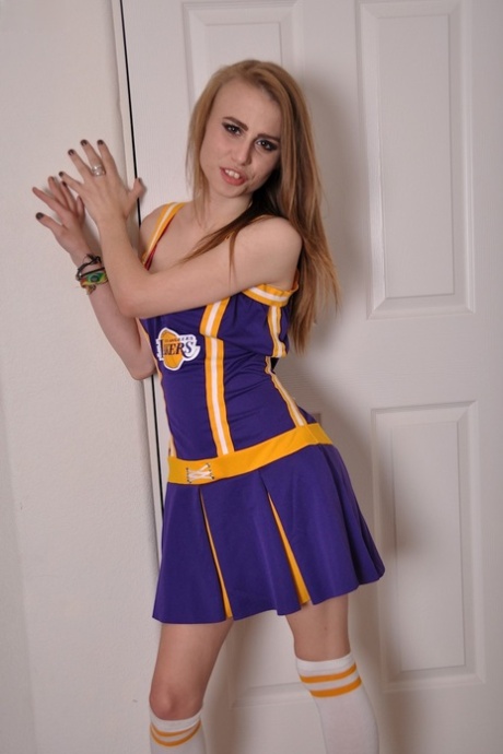 Lakers cheerleader Soliel märken presenterar Avsugning till basketspelare