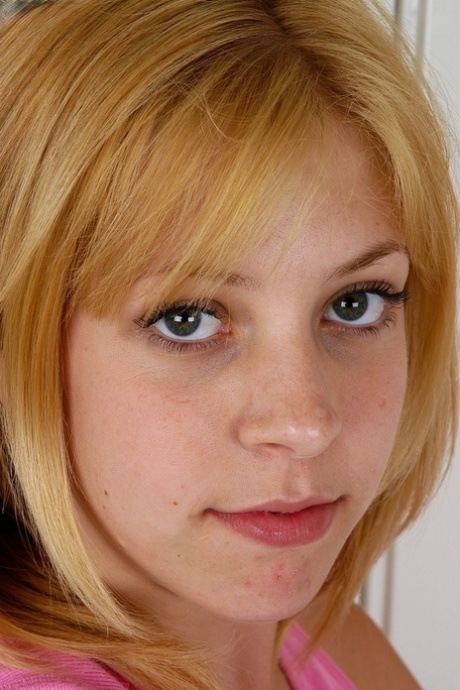 La bionda amatoriale Lea entra nella stanza e mostra il petto piatto e la figa rosa