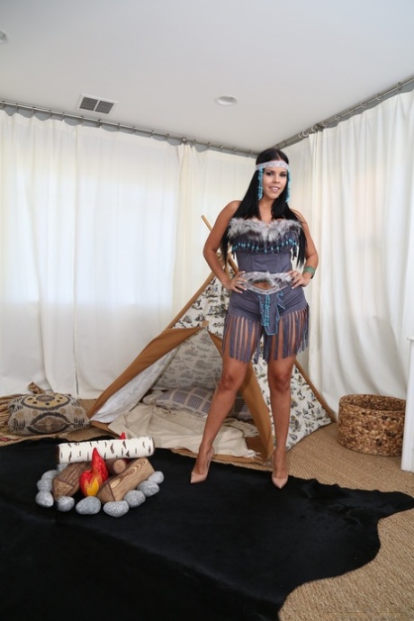 Brunette Latina milf Diamond Kitty poserer i hennes indiske prinsesse kostyme