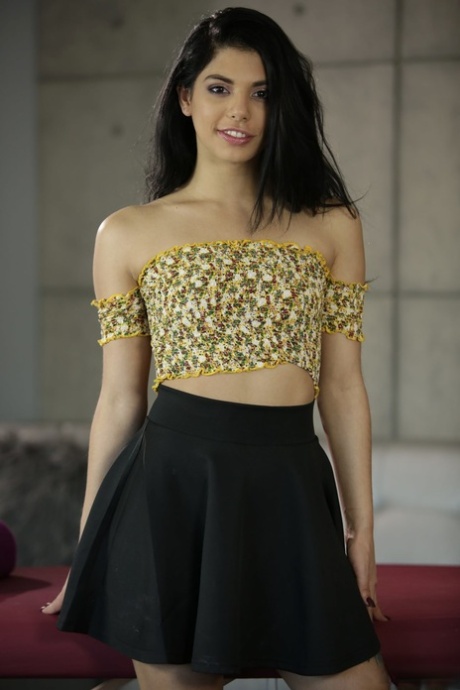 Amerikansk porr sensation Gina Valentina visar upp sin hårig twat
