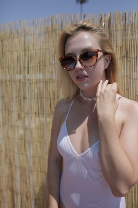 Små amerikanska damer Samantha Rone & Kasey Warner poserar nakna i poolen