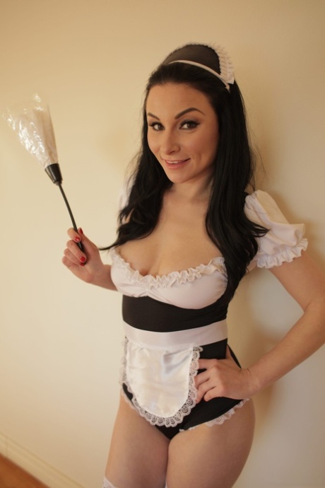 Petite maid Veruca James Streifen Uniform und saugt guy