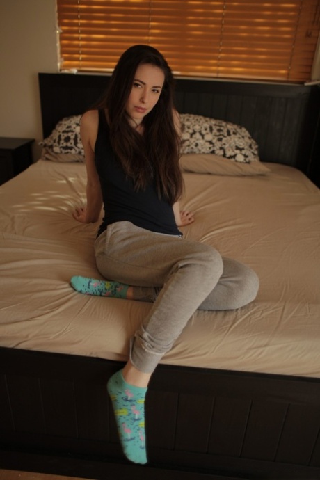 Brunetka, amerykańska gwiazda porno Casey Calvert pieści swoją dupę w łóżku