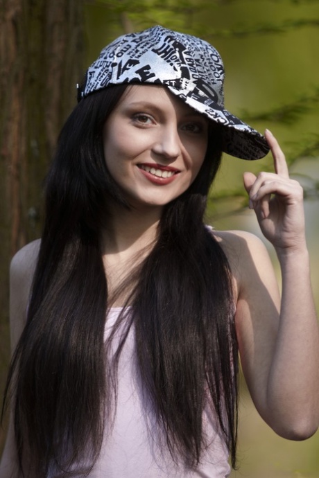 黑发俄罗斯女孩娜塔莉-冯（Nataly Von）裸体摆出苗条的身姿