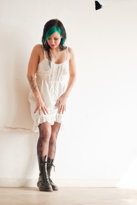 Tori Lux enlève sa robe blanche et ses collants en résille pour se masturber