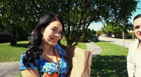 Brunette Latina Kimmy Kush geeft handjob en pijpbeurt in de auto