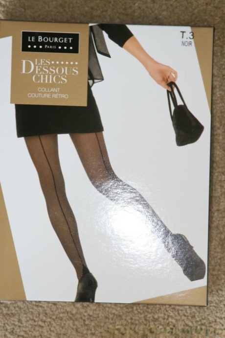 Dirty chick Danielle A kler av seg og viser frem de vakre puppene sine på en stol