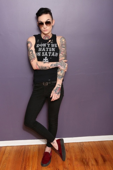 Androgynes Model Nikki Hearts zeigt ihre Tattoos und den Analplug in ihrem Hintern