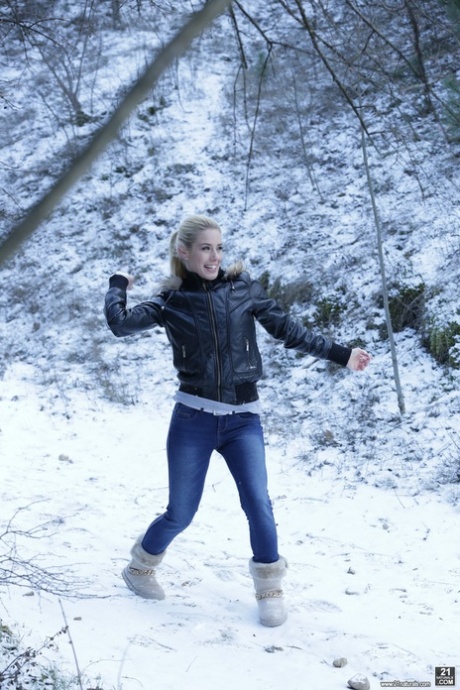 Blondýnka s malými prsy Nesty kouří a jezdí na velkém péru, než dostane jizzed