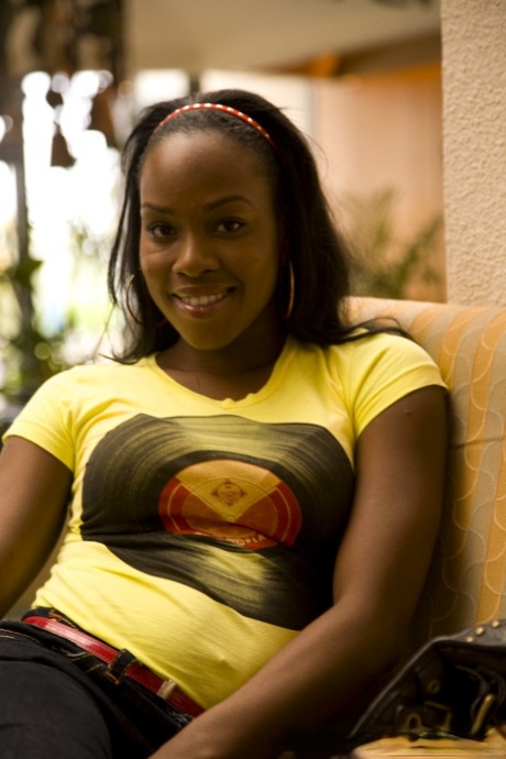 Adorável menina negra Toni doces dá ímpios boquete e fica Doggystyle alargamento