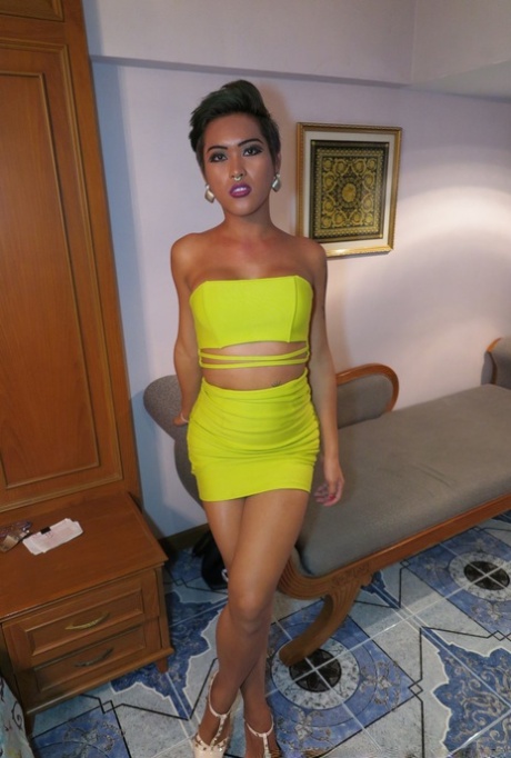 Długonoga ladyboy Miley zdejmuje spódniczkę przed głaszcząc jej członek