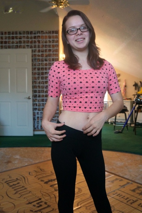 La ragazza russa nerd Jennifer Bliss mette a nudo le sue piccole tette mentre prova i vestiti