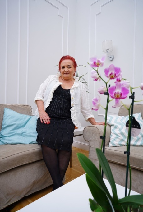 Granny Vabank Sterk & Ukrainian teen Red Linx pose in their hot outfits