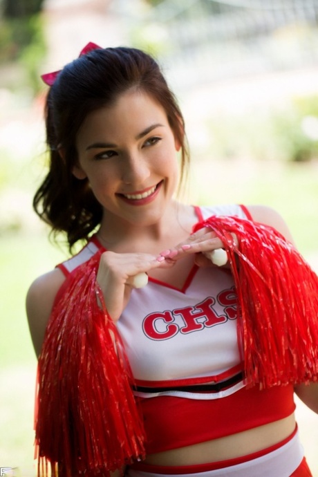 Schattige cheerleader Jenna Reid doet haar uniform uit en laat haar kleine tieten zien