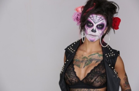 Tattooed chick Bonnie ruttna bort hennes svarta outfit och avslöjar falska bröst
