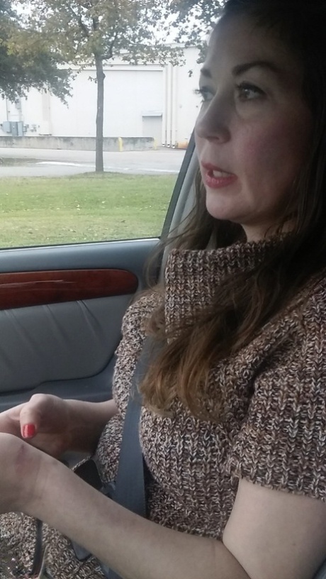 Amatør-MILF Olivia Johnson viser sin superbehårede fisse frem offentligt