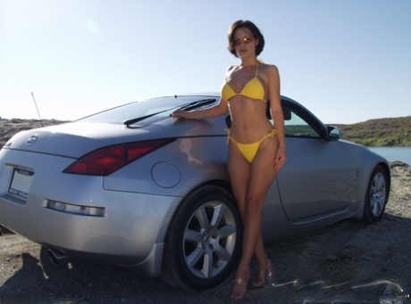 Brunett-MILF Crissy Moran visar sina fantastiska bröst när hon tvättar en bil