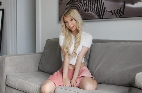 La delgada Kenzie Reeves cabalga una polla después de quitarse la ropa interior