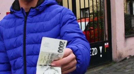 Gorący gej z dużym tyłkiem robi loda POV, a następnie poddaje się analizie doggystyle