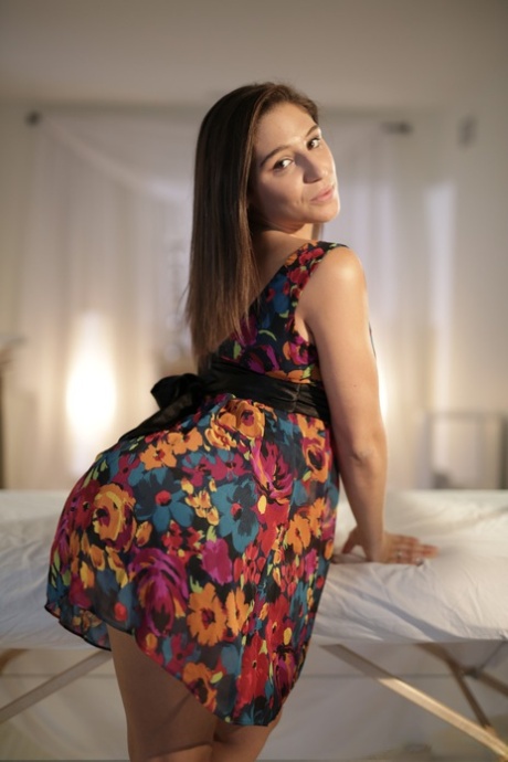 Den vita kvinnan Abella Danger tänder på sin stora rumpa efter att ha tagit av sig kläderna