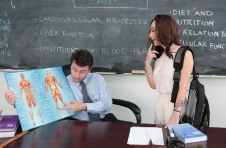 Superba teen babe Lily Jordan succhia il cazzo di grasso prima di cavalcare in classe
